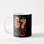 面白いシックスセブンクリスマスアイスホッケー コーヒーマグカップ (左)