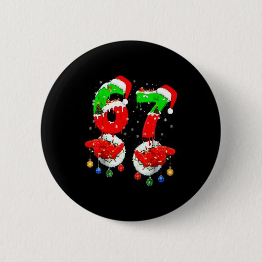 面白いシックスセブン67ミーム6 7 クリスマスサンタハンドB 缶バッジ (正面)