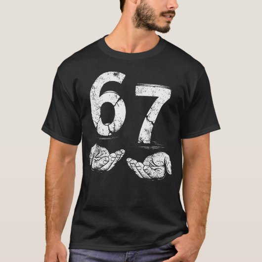 面白いシックスセブン 67 ミーム Gen Alpha スラング 6 7 手 Tシャツ (正面)