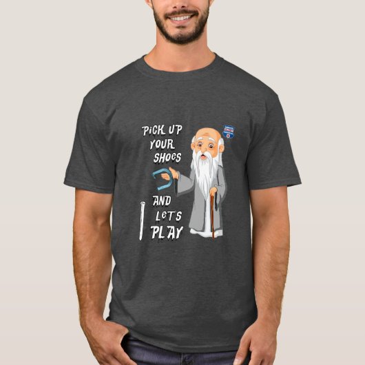 面白いシニアが靴を拾う Tシャツ (正面)