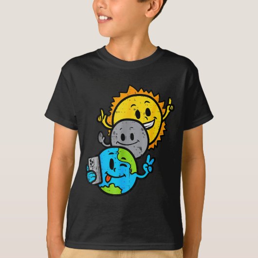 面白いセルフィー 地球 月 太陽 トータル Tシャツ (正面)