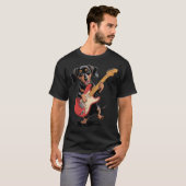 面白いダックスフントのウィーニーがギターを弾くクールな犬の音楽 Tシャツ (正面フル)