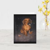 面白いダックスフンドが煙草を吸うミーム 犬ミーム カード (黄色い花)