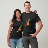 面白いダンスをするパイナップルのキャラクター Tシャツ (ユニセックス)
