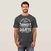 面白いダーツプレーヤー お酒好きのためのデザイン Tシャツ (正面フル)
