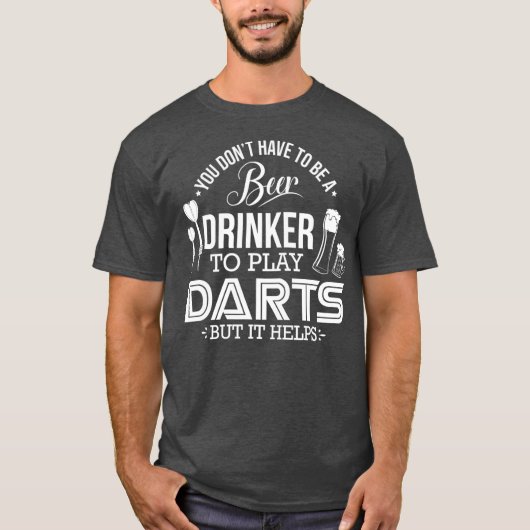 面白いダーツプレーヤー お酒好きのためのデザイン Tシャツ (正面)