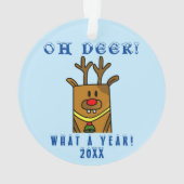 面白いデザインの鹿のイラスト Oh Deer What a Year カートゥーン・トナカイ オーナメント (裏面)