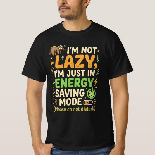 面白いナマケモノのエナジーセーブモードタイポグラフィーデザイン Tシャツ (正面)