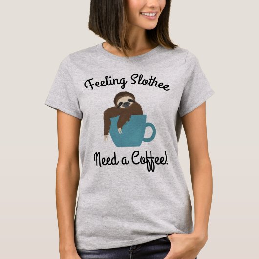 面白いナマケモノのスロースィー コーヒーが欲しい Tシャツ (正面)