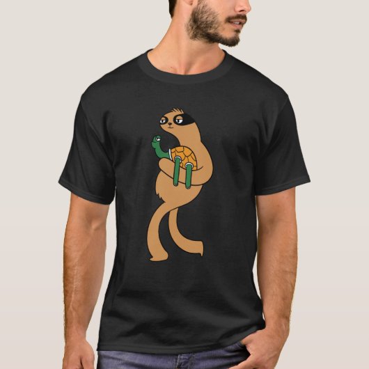 面白いナマケモノの亀 ゆっくり Tシャツ (正面)