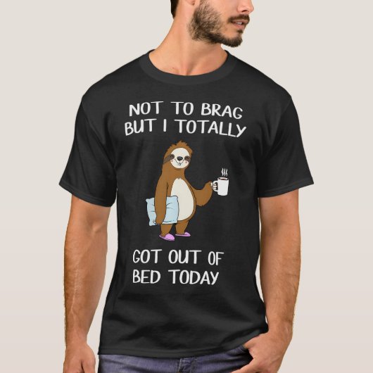 面白いナマケモノ 眠そうにベッドから出る Tシャツ (正面)