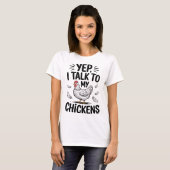 面白いニワトリに話しかける 鶏小屋のニワトリ Tシャツ (正面フル)