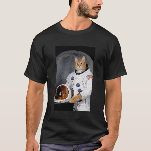 面白いネコのモチーフ。銀河ブラックホールにいる宇宙飛行士ネコ Tシャツ (正面)