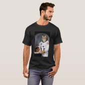 面白いネコのモチーフ。銀河ブラックホールにいる宇宙飛行士ネコ Tシャツ (正面フル)