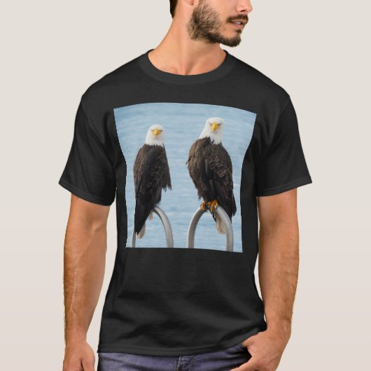 面白いハクトウワシの不機嫌な顔 冗談 Tシャツ (正面)