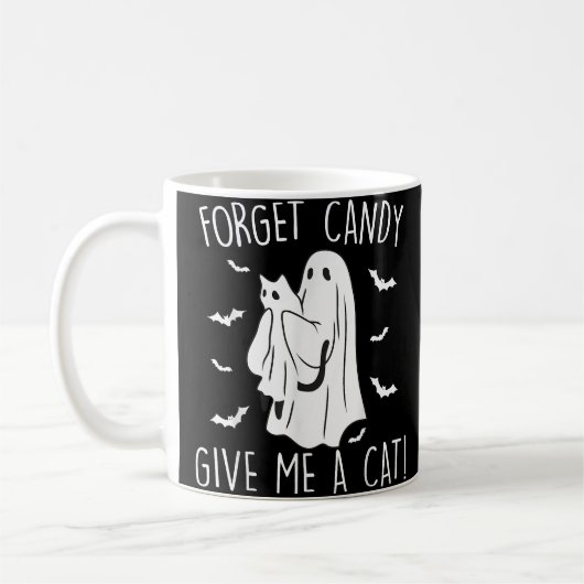 面白いハロウィン忘れ猫幽霊キャンディ与えメ猫 コーヒーマグカップ (左)