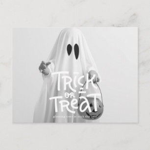 面白いハロウィーンのゴーストのトリックまたは今年の治療 ポストカード