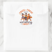 面白いハロウィーンの子供がトリックまたは治療に行く ラウンドシール (バッグ)