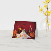 面白いハロウィーンの衣装を着た怖い猫 カード (黄色い花)