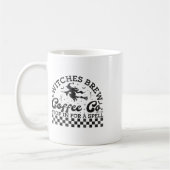 面白いハロウィーンの魔女がAのためにコストップーヒーを醸造 コーヒーマグカップ (左)