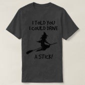 面白いハロウィーンの魔女；私はスティック950を駆動することができる Tシャツ (デザイン正面)