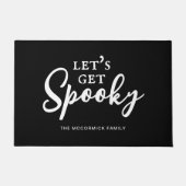 面白いハロウィーンの黒と白不気味の家族の名前 ドアマット (正面)