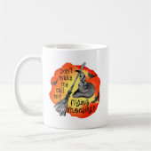 面白いハロウィーンウィッチ飛んでいるモンキーことわざ コーヒーマグカップ (左)