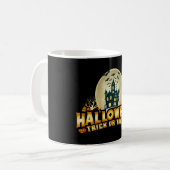 面白いハロウィーントリックまたは恐ろしいを扱う コーヒーマグカップ (正面左)