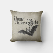 面白いハロウィーンヴァンパイア来こうもりインして一口 クッション (正面)