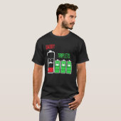 面白いバッテリー残量切れの三つ子パパ Tシャツ (正面フル)