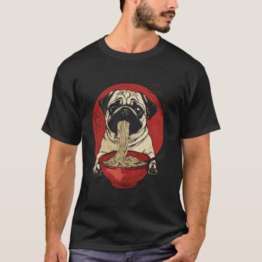 面白いパグがラーメンを食べている Tシャツ (正面)