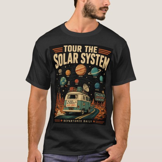 面白いビンテージ太陽系トラベルポスター風アート Tシャツ (正面)