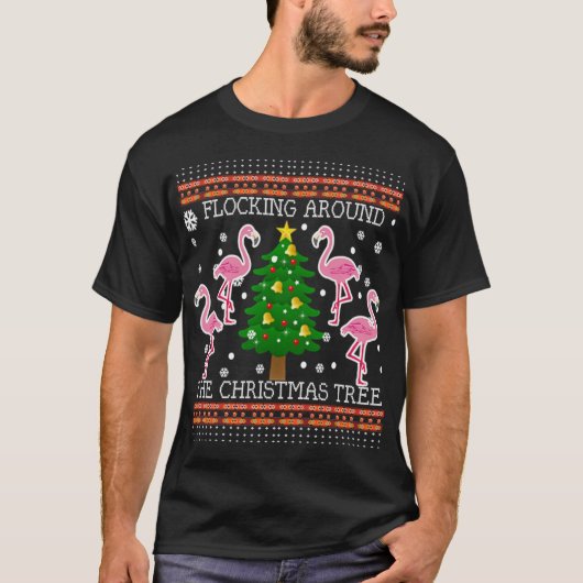 面白いフラミンゴ クリスマスの木 雪のセーター ジュー Tシャツ (正面)
