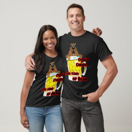 面白いブラウン・ベアがビールのマグカップ風呂に入っている Tシャツ
