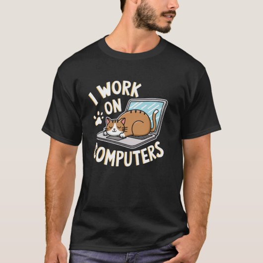 面白いプログラマ コンピューターで仕事 猫好き プログラミング Tシャツ (正面)