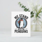 面白いペンギンの関税反対デモ インビテーションポストカード (スタンド正面)