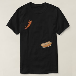 面白いホットドッグがバンズに飛び込む - かわいいソーセージのカート Tシャツ
