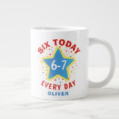 面白いミーム 今日は6歳 6-7 毎日 誕生日 キッズ  ジャンボコーヒーマグカップ (右)