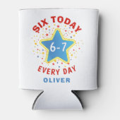 面白いミーム 今日は6歳 6-7 毎日 誕生日 キッズ 缶クーラー (正面)
