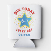 面白いミーム 今日は6歳 6-7 毎日 誕生日 キッズ 缶クーラー (裏面)