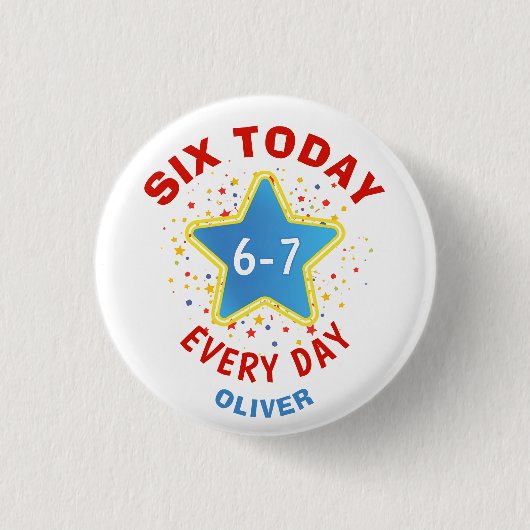 面白いミーム 今日は6歳 6-7 毎日 誕生日 キッズ 缶バッジ (正面)