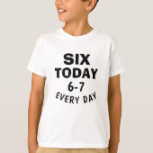 面白いミーム 今日は6歳 6-7 毎日 誕生日 キッズ  Tシャツ (正面)