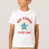 面白いミーム 今日は6歳 6-7 毎日 誕生日 キッズ  Tシャツ (正面)