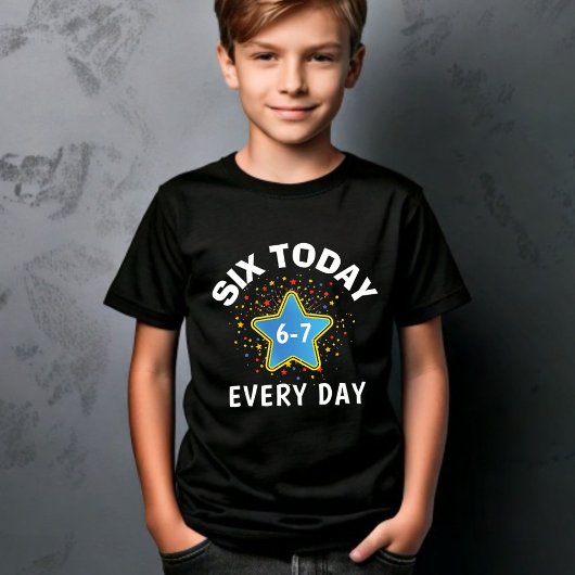 面白いミーム 今日は6歳 6-7 毎日 誕生日 キッズ  Tシャツ