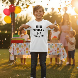 面白いミーム 今日は6歳 6-7 毎日 誕生日 キッズ  Tシャツ