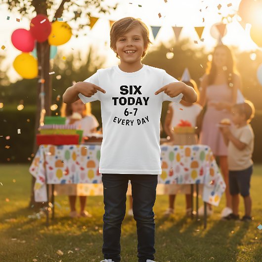 面白いミーム 今日は6歳 6-7 毎日 誕生日 キッズ  Tシャツ