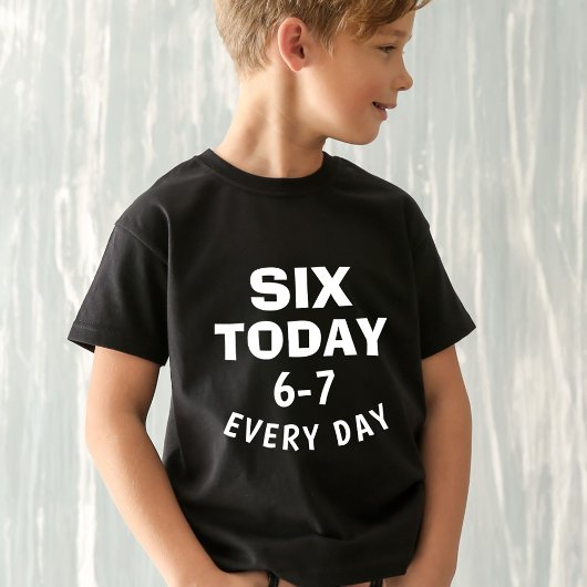 面白いミーム ６歳 今日 ６−７歳 いつだって キッズ Tシャツ