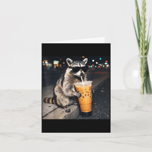 面白いラクーンがアイスコーヒーを飲む動物ミームの男性 カード (正面)