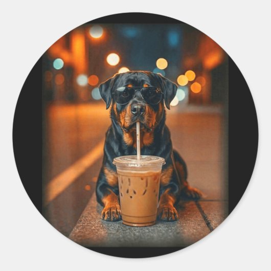 面白いロットワイラーがアイスコーヒーを飲むのが好きな犬 ラウンドシール (正面)