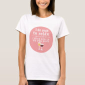 面白いワインの名言 - ヨガパンツでワインを飲む Tシャツ (正面)